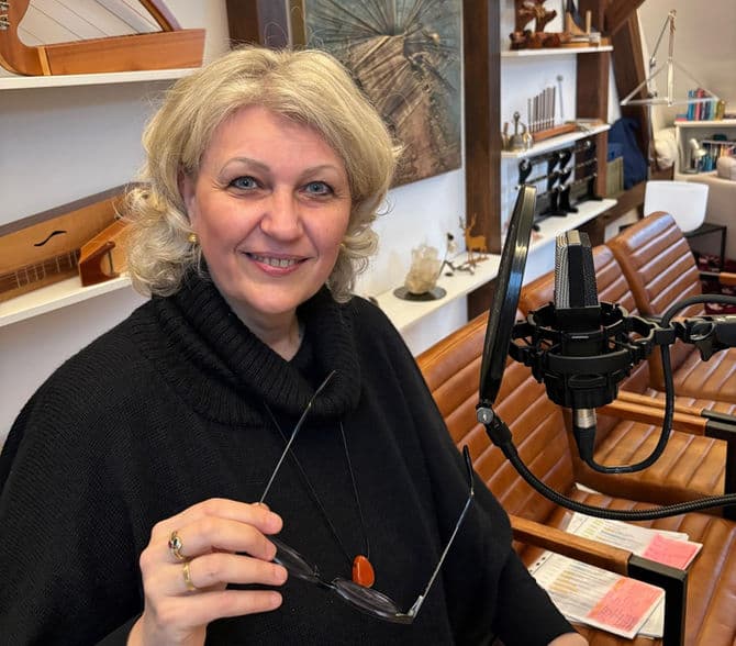 Antonia im Podcast Studio